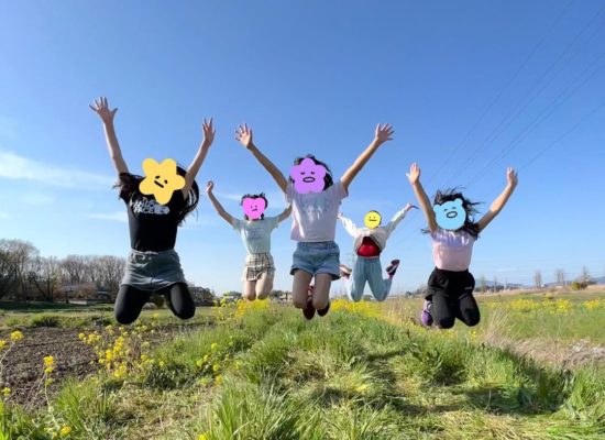 土手にお散歩に行ったら菜の花がたくさん咲いてたよ+1枚目　菜の花傘落ちていたゴミの傘で作ったよ+2枚目　空中ジャンプ30回くらい飛んでやっとそろったよ(1)